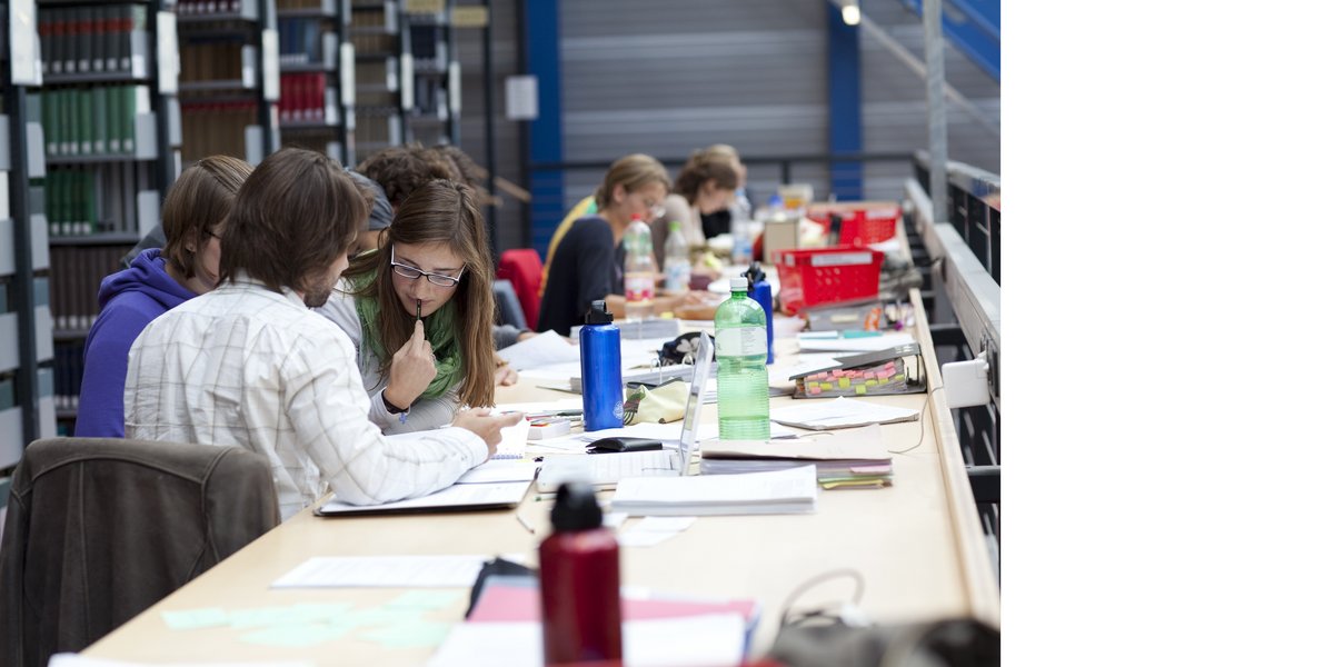 Studierende arbeiten in der 24-Stunden-Bibliothek